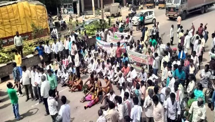 చితికిన వృద్ధ వీఆర్ఏల బతుకులు.. చితికిన వృద్ధ వీఆర్ఏల బతుకులు..