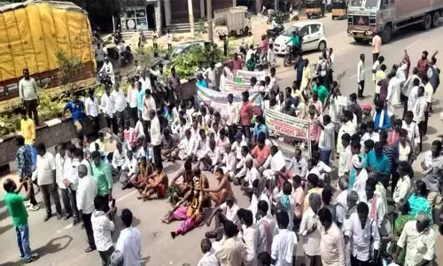 చితికిన వృద్ధ వీఆర్ఏల బతుకులు..