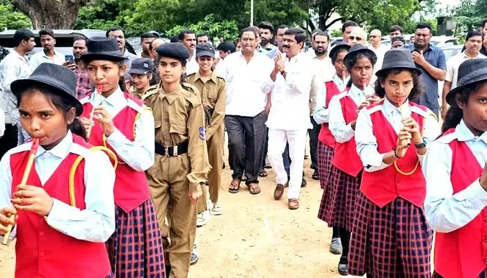 క్రీడల్లో రాణిస్తే అనేక అవకాశాలు వస్తాయి క్రీడల్లో రాణిస్తే అనేక అవకాశాలు వస్తాయి