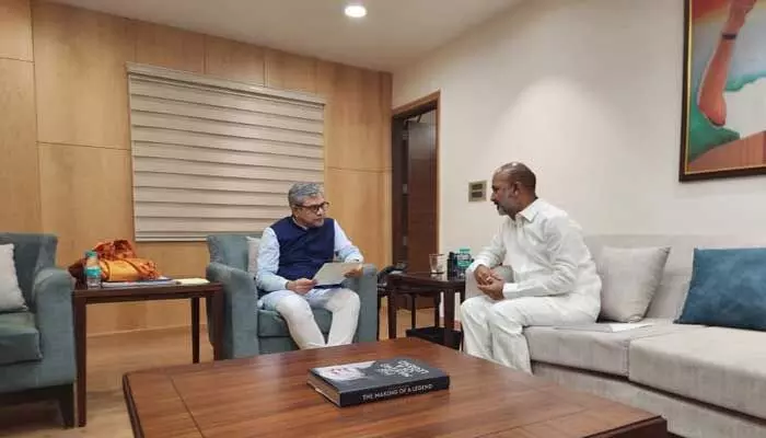 రైల్వే మంత్రితో... బండి సంజయ్ అత్యవసర భేటీ! రైల్వే మంత్రితో... బండి సంజయ్ అత్యవసర భేటీ!