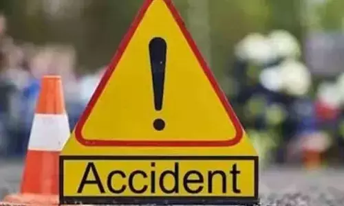 రోడ్డు ప్రమాదంలో తండ్రి కొడుకుల దుర్మరణం.