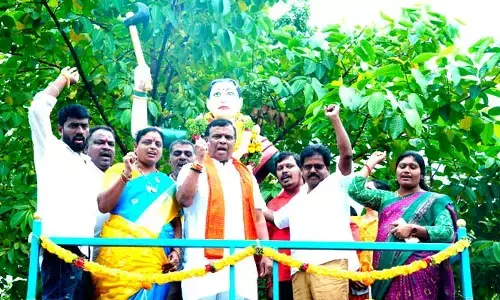 ధీర వనిత ఐలమ్మను ఆదర్శంగా తీసుకోవాలి