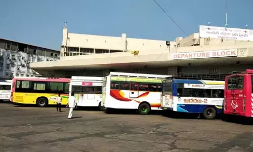 ప్రయాణికుల ముందే తన్నుకున్న ఆర్టీసీ బస్ డ్రైవర్లు