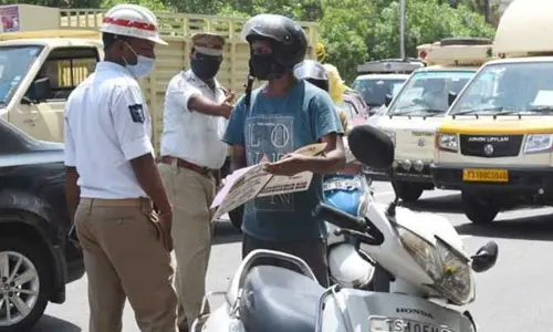 ట్రాఫిక్ పోలీసులు వాహనాన్ని ఆపారని యువకుని ఆత్మహత్యాయత్నం