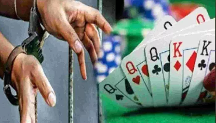 పేకాట స్థావరం పై పోలీసుల దాడి.. భారీ మొత్తంలో నగదు స్వాధీనం.. పేకాట స్థావరం పై పోలీసుల దాడి.. భారీ మొత్తంలో నగదు స్వాధీనం..