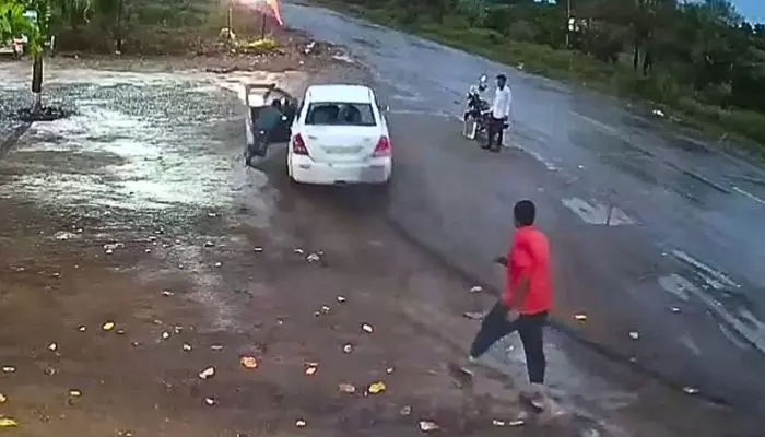 Waiter Dragged : బిల్లు కట్టమన్నాడని.. వెయిటర్ను ఏం చేశారో తెలుసా ? Waiter Dragged : బిల్లు కట్టమన్నాడని.. వెయిటర్ను ఏం చేశారో తెలుసా ?