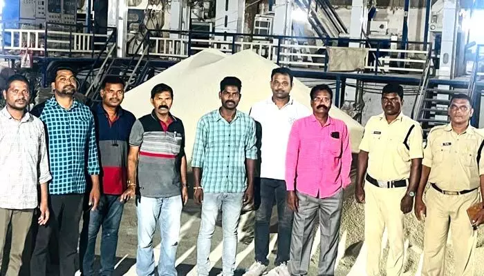 రైస్ మిల్లుపై టాస్క్ ఫోర్స్ పోలీసుల దాడులు రైస్ మిల్లుపై టాస్క్ ఫోర్స్ పోలీసుల దాడులు