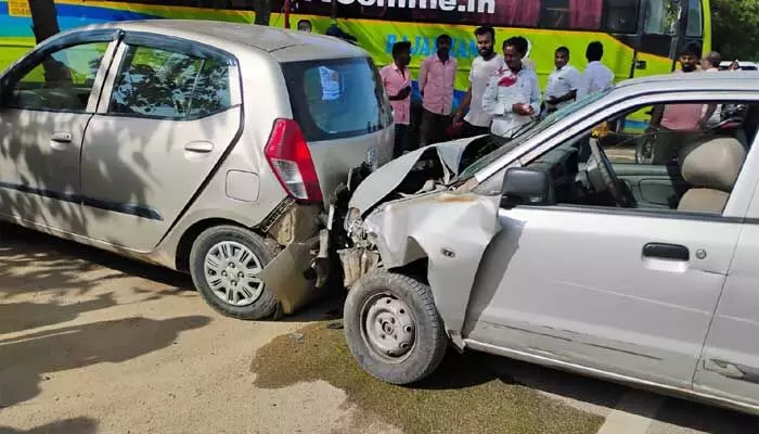 ఆగి ఉన్న కారును ఢీ కొట్టిన మరో కారు.. ఆగి ఉన్న కారును ఢీ కొట్టిన మరో కారు..