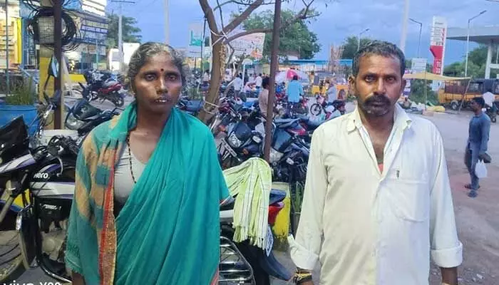 చైన్ స్నాచింగ్ తరహాలో.. లక్ష 96 వేలు చోరీ.. చైన్ స్నాచింగ్ తరహాలో.. లక్ష 96 వేలు చోరీ..