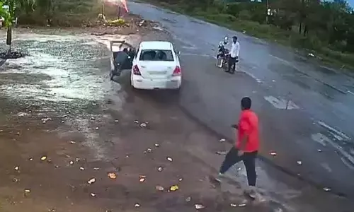 Waiter Dragged : బిల్లు కట్టమన్నాడని.. వెయిటర్‌ను ఏం చేశారో తెలుసా ?