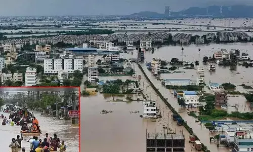 వరదల్లో చిక్కుకున్న ముగ్గురి ప్రాణాలు కాపాడిన సూపర్ హీరో.. తాను మాత్రం!?