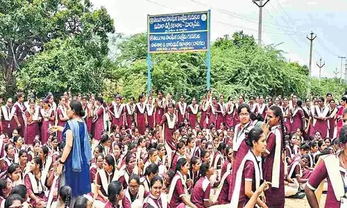 గెస్ట్ లెక్చరర్లను ఆదుకోవాలి!