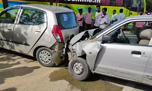 ఆగి ఉన్న కారును ఢీ కొట్టిన మరో కారు..