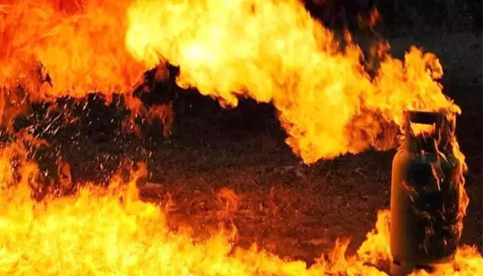 Cylinder Blast: బాలికల హాస్టల్లో పేలిన సిలిండర్.. ఇద్దరు మృతి, ముగ్గురికి తీవ్ర గాయాలు Cylinder Blast: బాలికల హాస్టల్లో పేలిన సిలిండర్.. ఇద్దరు మృతి, ముగ్గురికి తీవ్ర గాయాలు