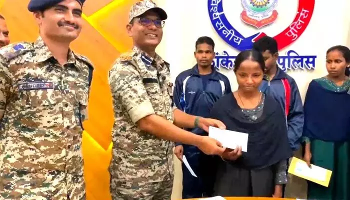 నలుగురు మావోయిస్టుల లొంగుబాటు నలుగురు మావోయిస్టుల లొంగుబాటు
