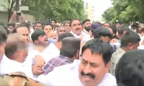Arekapudi Gandhi: కౌశిక్‌రెడ్డి ఇంటికి అరికెపూడి గాంధీ.. పరిస్థితి మరింత ఉద్రిక్తం, పలువురు అరెస్ట్