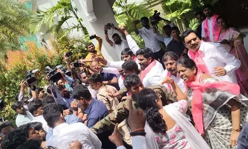 Arekapudi Gandhi Vs Kaushik Reddy: కౌశిక్‌రెడ్డి ఇంటిపై రాళ్లు, కోడి గుడ్లతో దాడి