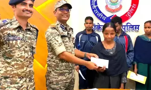 నలుగురు మావోయిస్టుల లొంగుబాటు