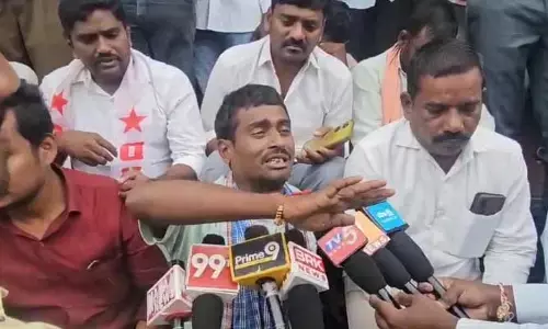 వైద్యుల నిర్లక్ష్యంతో చిన్నారి మృతి..  హాస్పిటల్ ముందు తల్లిదండ్రుల ఆందోళన