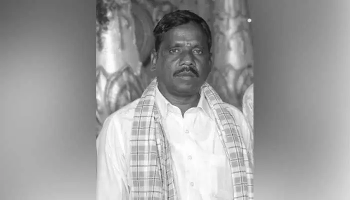 సెల్ఫీ వీడియో తీసుకుని రైతు ఆత్మహత్య సెల్ఫీ వీడియో తీసుకుని రైతు ఆత్మహత్య