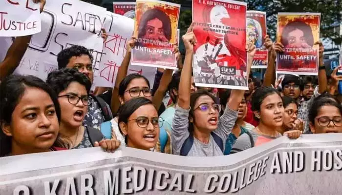 కనీసం మీరైనా జోక్యం చేసుకోండి! రాష్ట్రపతి, ప్రధానికి కోల్ కతా వైద్యుల లేఖ కనీసం మీరైనా జోక్యం చేసుకోండి! రాష్ట్రపతి, ప్రధానికి కోల్ కతా వైద్యుల లేఖ