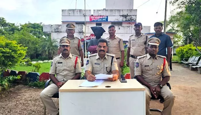 అనుమానం వచ్చి సోదా చేయగా గంజాయి పట్టుబడింది అనుమానం వచ్చి సోదా చేయగా గంజాయి పట్టుబడింది
