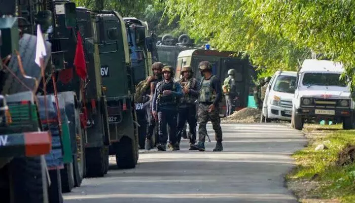 J&K: కిష్త్వాడ్లో ఉగ్రవాదులతో జరిగిన కాల్పుల్లో నలుగురు జవాన్లకు గాయాలు J&K: కిష్త్వాడ్లో ఉగ్రవాదులతో జరిగిన కాల్పుల్లో నలుగురు జవాన్లకు గాయాలు