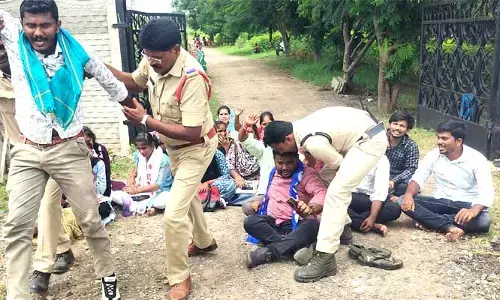 బీఎడ్ కళాశాల ఎదుట ప్రజాసంఘాల ధర్నా