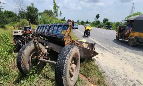 రోడ్డు ప్రమాదంలో మహిళ మృతి… మరొకరి పరిస్థితి విషమం