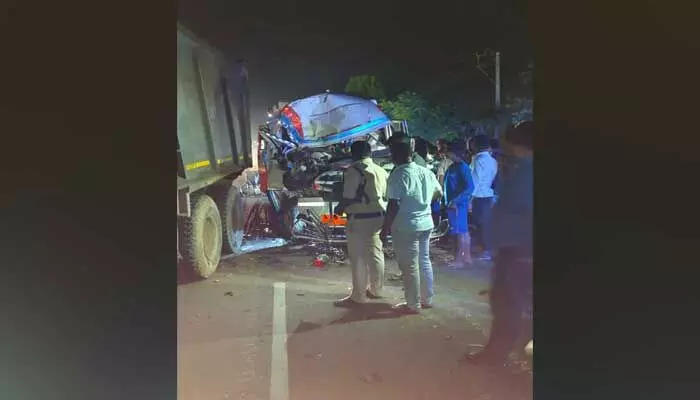Accident : టిప్పర్ ను ఢీకొట్టిన అంబులెన్స్…ఒకరు మృతి, ముగ్గురికి గాయాలు Accident : టిప్పర్ ను ఢీకొట్టిన అంబులెన్స్…ఒకరు మృతి, ముగ్గురికి గాయాలు
