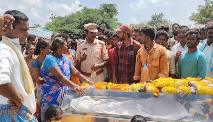 మృతదేహంతో రోడ్డుపై బైఠాయించిన బంధువులు మృతదేహంతో రోడ్డుపై బైఠాయించిన బంధువులు
