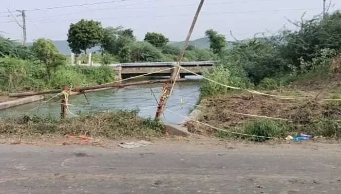 ప్రమాదకరంగా వంతెన..పట్టించుకోని అధికారులు ప్రమాదకరంగా వంతెన..పట్టించుకోని అధికారులు