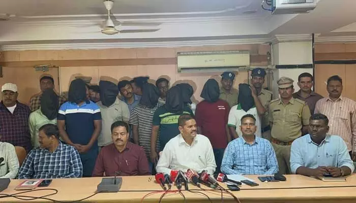 సినిమా తరహాలో స్మగ్లింగ్.. 170 కేజీల గంజాయి పట్టివేత సినిమా తరహాలో స్మగ్లింగ్.. 170 కేజీల గంజాయి పట్టివేత