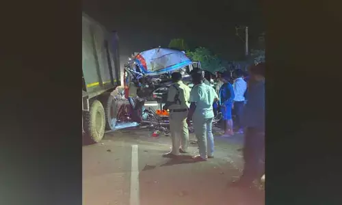 Accident : టిప్పర్ ను ఢీకొట్టిన అంబులెన్స్…ఒకరు మృతి, ముగ్గురికి గాయాలు