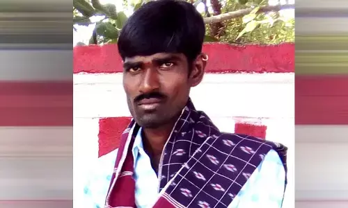 గడ్డి కోస్తుండగా విద్యుత్​ షాక్...​