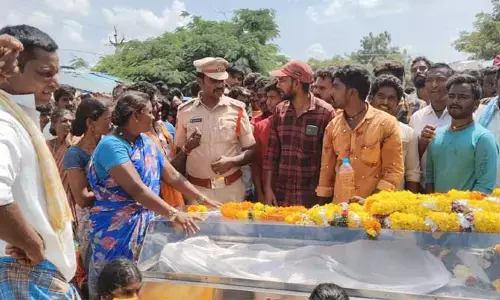 మృతదేహంతో రోడ్డుపై బైఠాయించిన బంధువులు