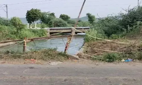 ప్రమాదకరంగా వంతెన..పట్టించుకోని అధికారులు