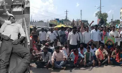 మున్సిపాలిటీ అధికారుల నిర్లక్ష్యంతో ప్రమాదం..నిండు ప్రాణం బలి