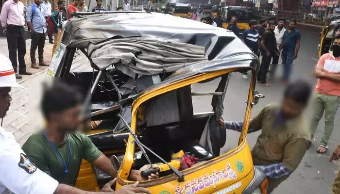 Breaking: బైక్ను తప్పించబోయి ప్రమాదం.. మహిళ స్పాట్ డెడ్ Breaking: బైక్ను తప్పించబోయి ప్రమాదం.. మహిళ స్పాట్ డెడ్