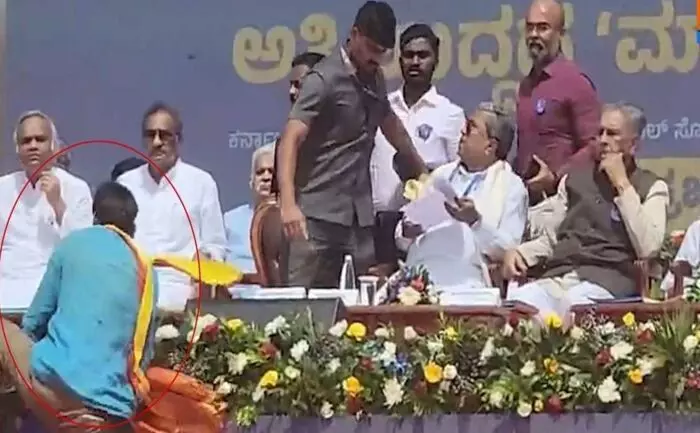 Karnataka: సీఎం సిద్ధరామయ్య సభలో గందరగోళం Karnataka: సీఎం సిద్ధరామయ్య సభలో గందరగోళం