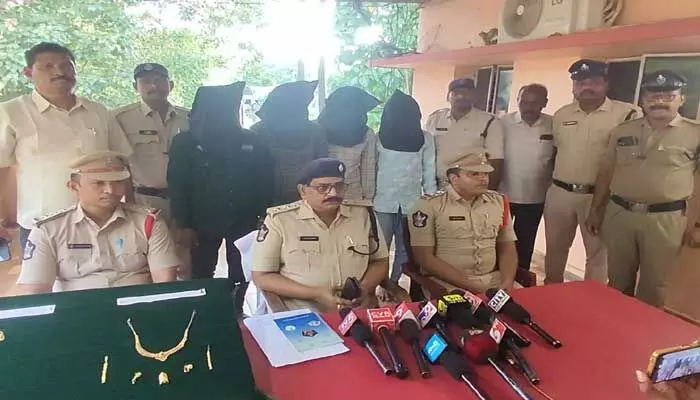 ఇళ్లలో చోరీలకు పాల్పడుతున్న దొంగలు అరెస్ట్ ఇళ్లలో చోరీలకు పాల్పడుతున్న దొంగలు అరెస్ట్