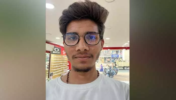 పానీపూరీ కోసం బయటికి వెళ్లిన యువకుడు.. ఏమైపోయాడో పాపం.. పానీపూరీ కోసం బయటికి వెళ్లిన యువకుడు.. ఏమైపోయాడో పాపం..