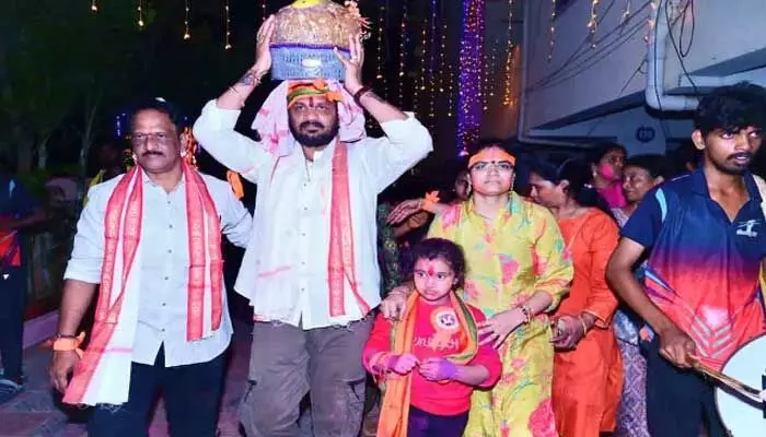 Ganesh Laddu: గణేషుడి లడ్డూకు.. వేలంలో రికార్డు ధర! Ganesh Laddu: గణేషుడి లడ్డూకు.. వేలంలో రికార్డు ధర!