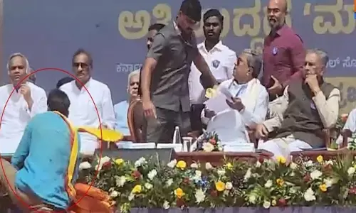 Karnataka: సీఎం సిద్ధరామయ్య సభలో గందరగోళం
