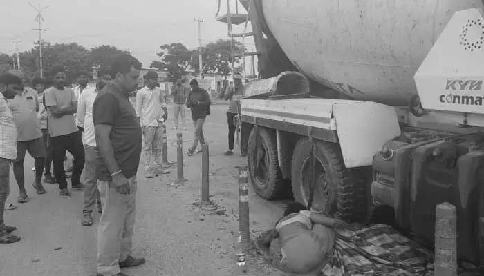 రోడ్డు ప్రమాదంలో వ్యక్తి మృతి, భార్యకు గాయాలు.. రోడ్డు ప్రమాదంలో వ్యక్తి మృతి, భార్యకు గాయాలు..