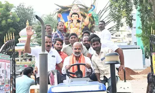 Bandi Sanjay : 6 గ్యారంటీలపై డైవర్ట్ చేసేందుకు రాజీవ్ గాంధీ విగ్రహం ఏర్పాటు