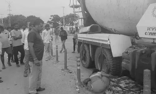 రోడ్డు ప్రమాదంలో వ్యక్తి మృతి, భార్యకు గాయాలు..