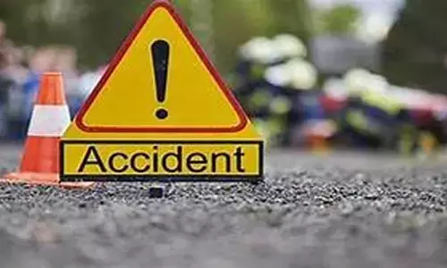 Accident : బైక్ ను ఢీకొన్న ఆర్టీసీ బస్సు…యువకుడు స్పాట్ డెడ్