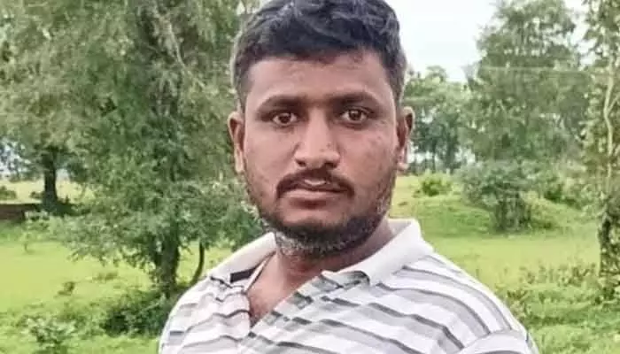 గ్యాస్ కంపెనీ కూలీ ఆత్మహత్య.. ఆ కారణంతోనే.. గ్యాస్ కంపెనీ కూలీ ఆత్మహత్య.. ఆ కారణంతోనే..