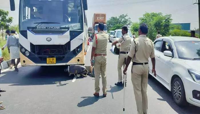 ద్విచక్ర వాహనాన్ని ఢీకొన్న ఆర్టీసీ బస్సు…ఇద్దరు మృతి ద్విచక్ర వాహనాన్ని ఢీకొన్న ఆర్టీసీ బస్సు…ఇద్దరు మృతి